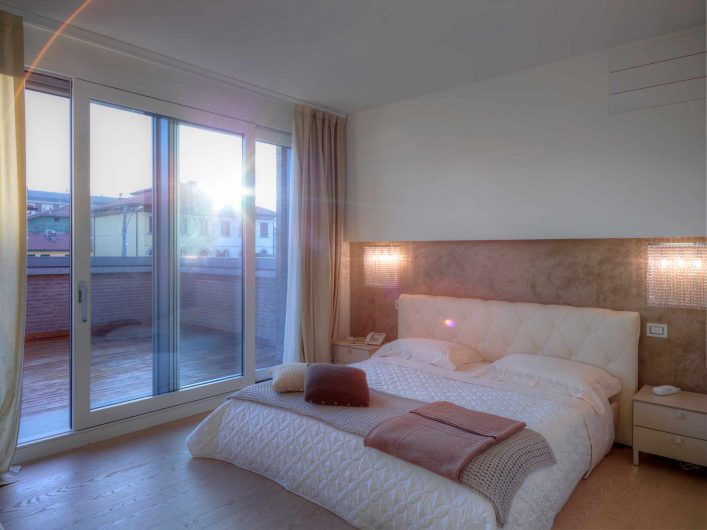 Villa Modena, view of the Alu 90 sliding door in the bedroom