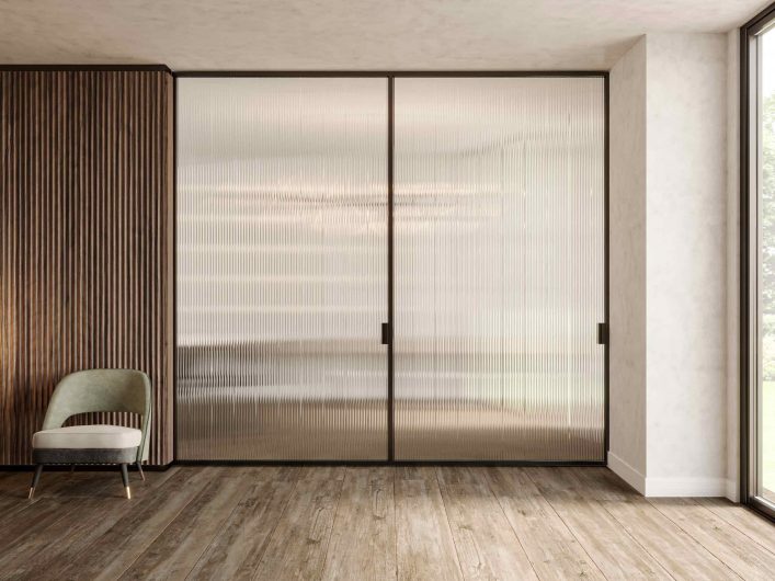 Lady sliding door in dark oak and transparent ribbed glass